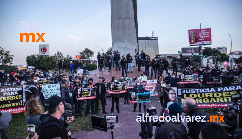 PERIODISTAS Y SOCIEDAD CIVIL SE MANIFESTAN EN FGR POR ASESINATO DE COLEGAS