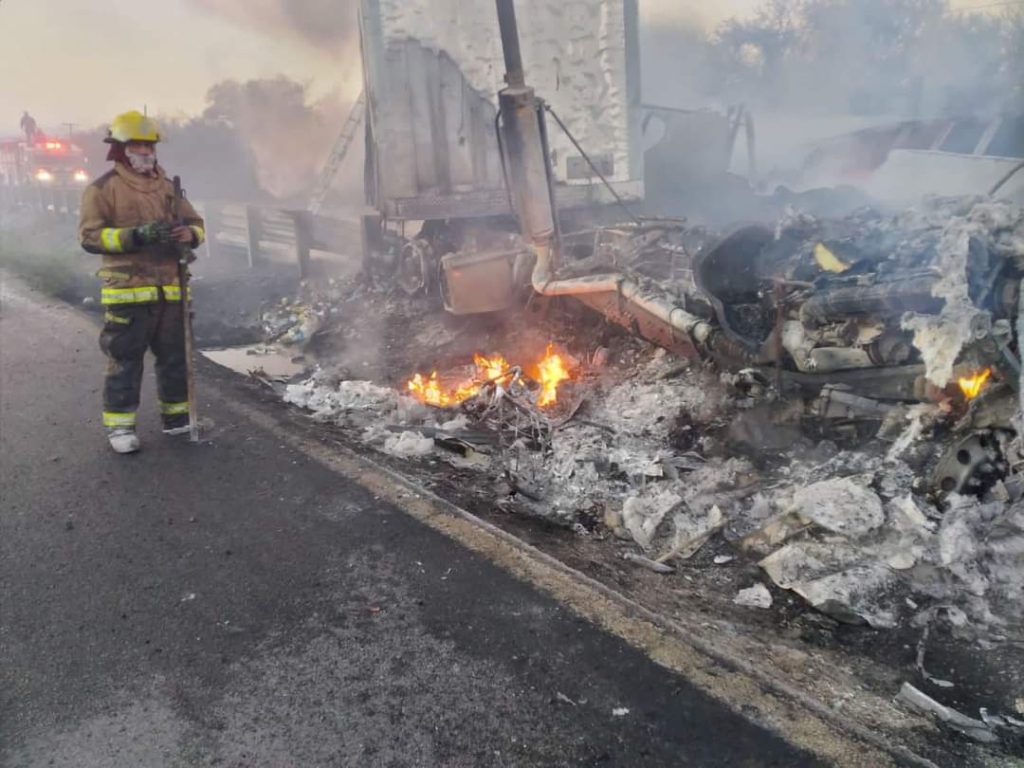 CIERRAN CARRETERA POR FUERTE CHOQUE ENTRE UN TRáILER Y UN AUTO