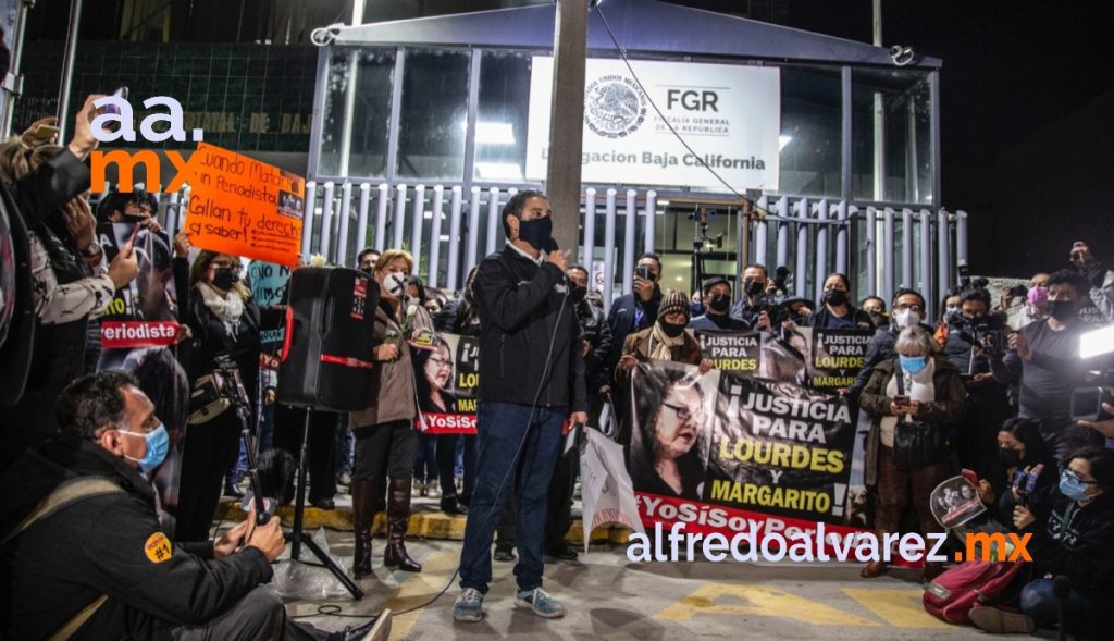 PERIODISTAS Y SOCIEDAD CIVIL SE MANIFESTAN EN FGR POR ASESINATO DE COLEGAS