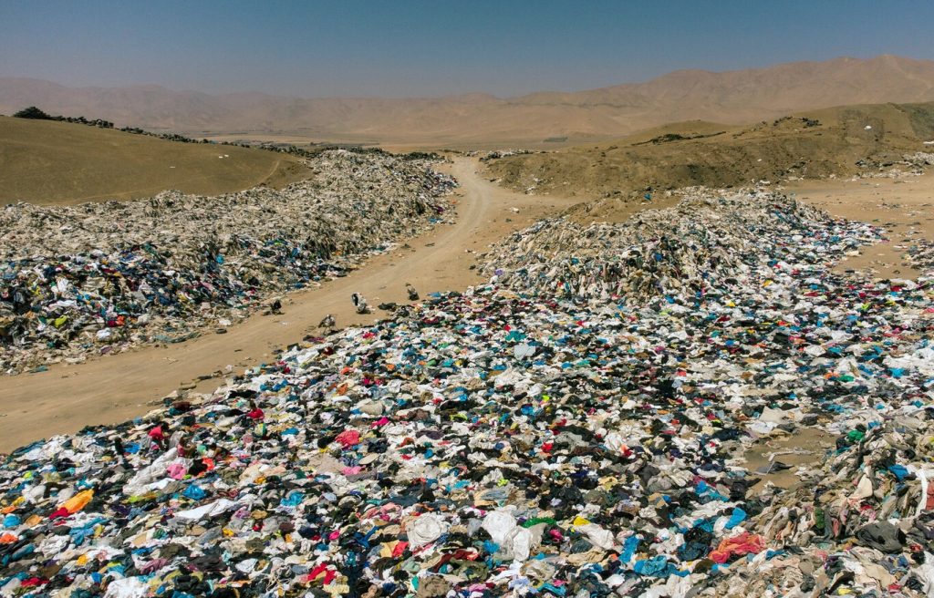 ROPA SIN USAR Y SIN VENDER INUNDA EL DESIERTO DE ATACAMA ROPA SIN USAR Y SIN VENDER INUNDA EL DESIERTO DE ATACAMA
