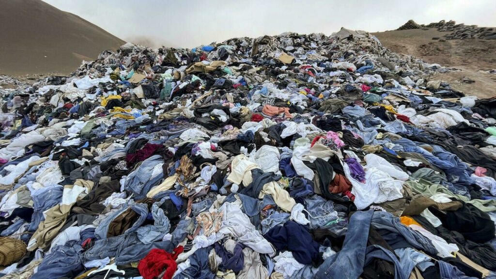 ROPA SIN USAR Y SIN VENDER INUNDA EL DESIERTO DE ATACAMA ROPA SIN USAR Y SIN VENDER INUNDA EL DESIERTO DE ATACAMA