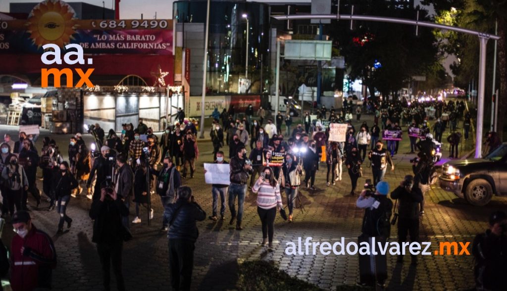 PERIODISTAS Y SOCIEDAD CIVIL SE MANIFESTAN EN FGR POR ASESINATO DE COLEGAS