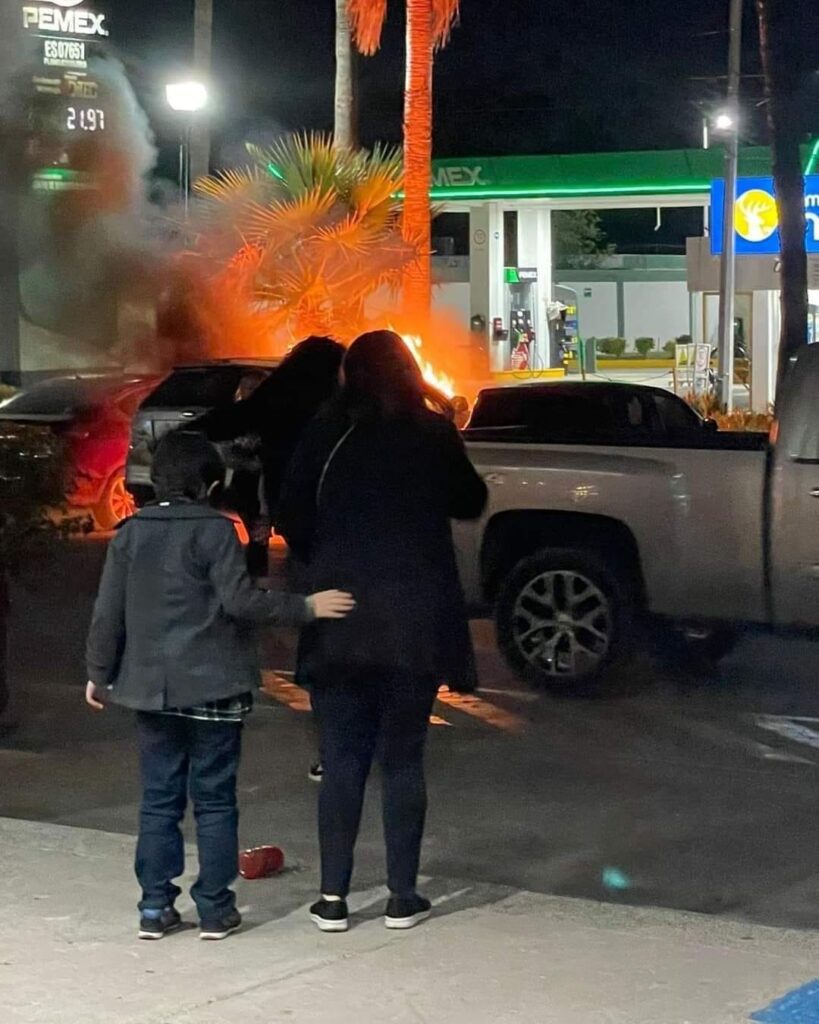  POR INFIEL MUJER LE QUEMAN SU CAMIONETA