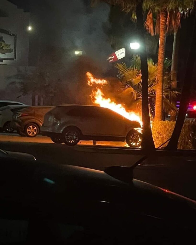  POR INFIEL MUJER LE QUEMAN SU CAMIONETA