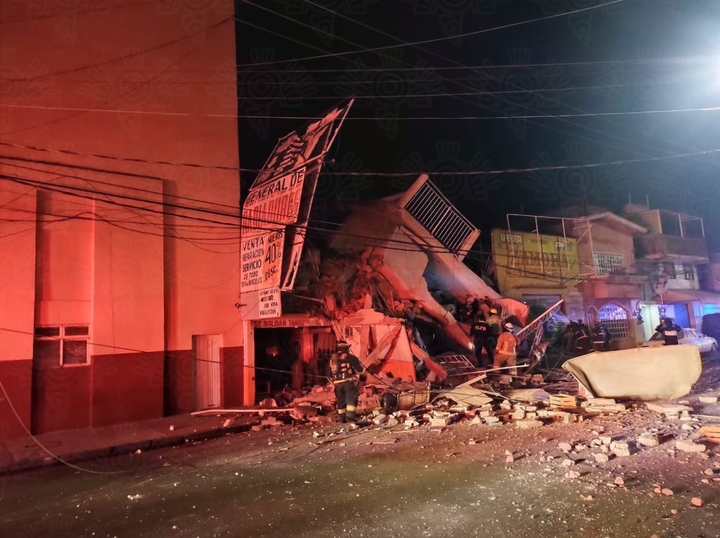 EDIFICIO SE DERRUMBA TRAS EXPLOSIóN DE TANQUE; HAY HERIDOS