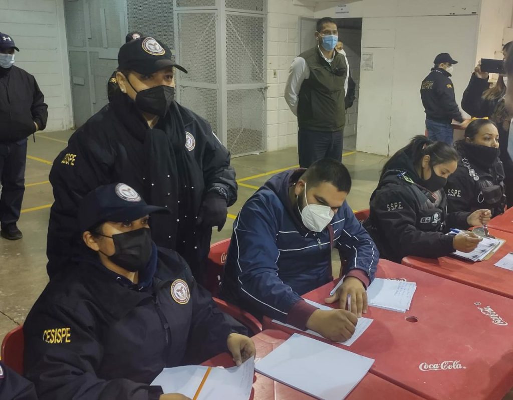 TRASLADAN A 130 PERSONAS DEL CERESO DE MEXICALI AL HONGO