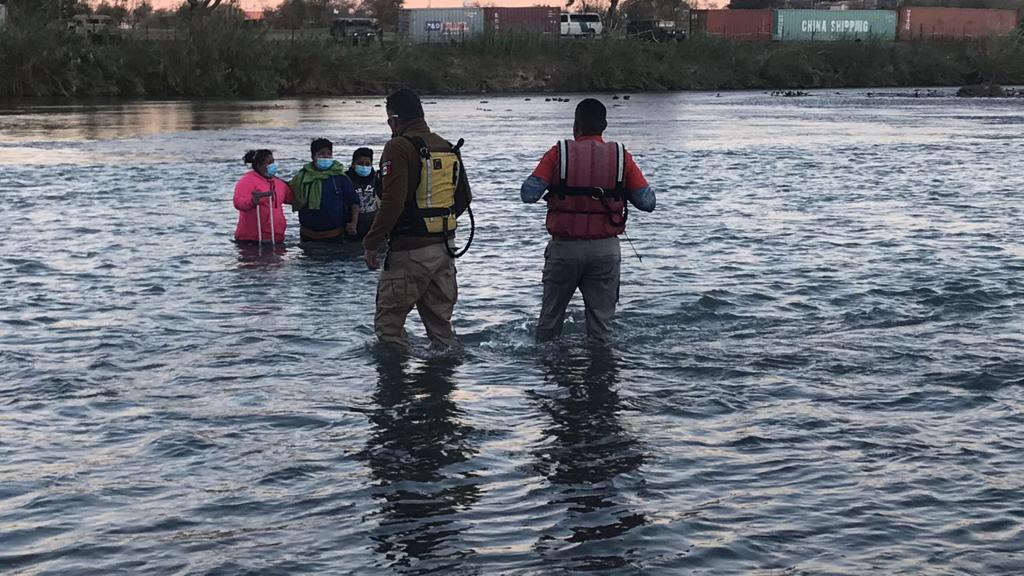 RESCATAN A MUJERES MIGRANTES Y A MENORES DE EDAD EN EL RíO BRAVO