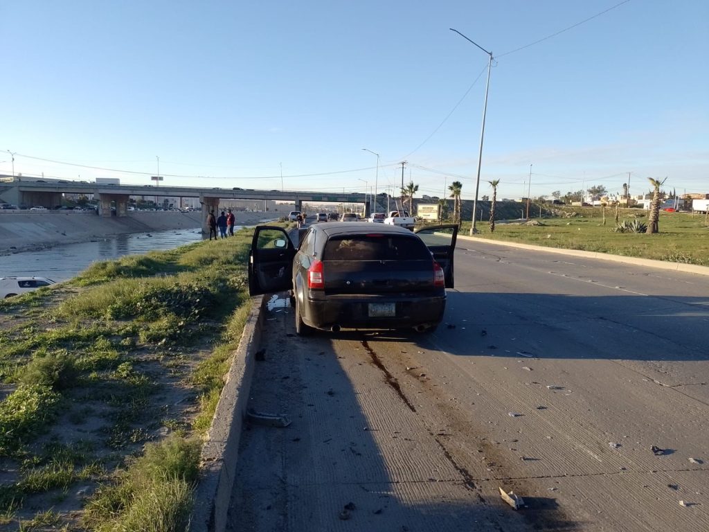 VIDEO: AUTOMOVILISTA CIRCULA EN SENTIDO CONTRARIO Y ARROJA CARROZA A CANALIZACIóN