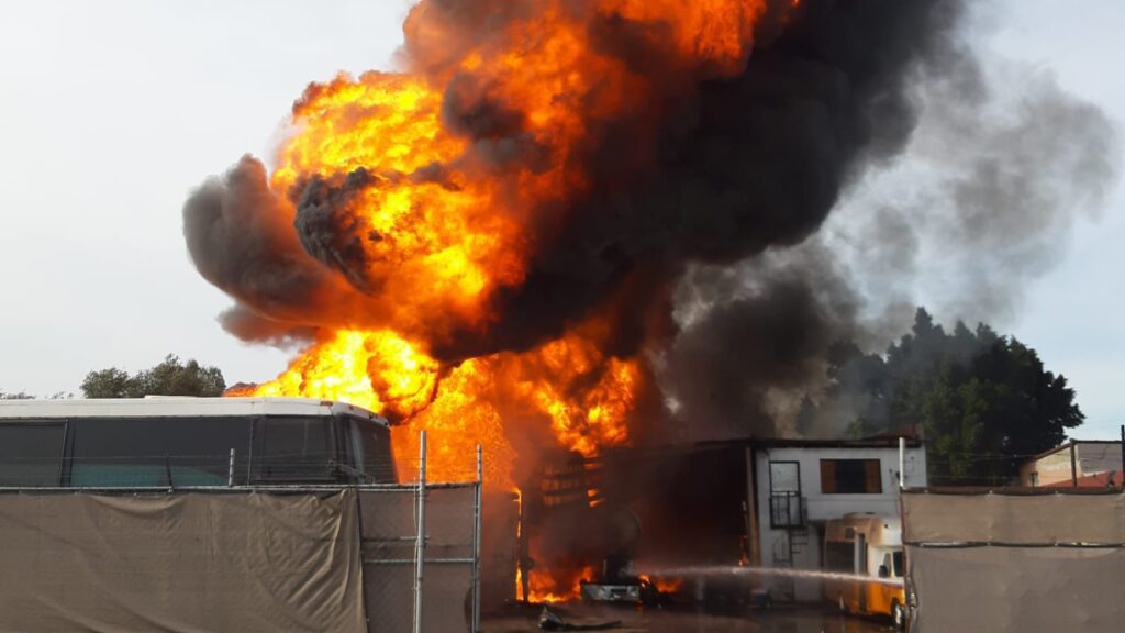 TALLER INCENDIADO ALMACENABA BASTANTE COMBUSTIBLE TALLER INCENDIADO ALMACENABA BASTANTE COMBUSTIBLE