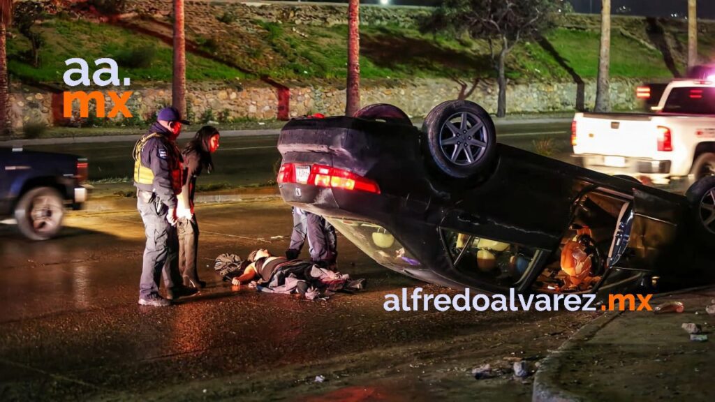CONDUCTOR DERRAPA EN AUTO Y ABANDONA A COMPAñERA FRACTURADA