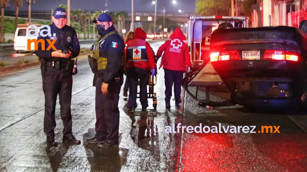 CONDUCTOR DERRAPA EN AUTO Y ABANDONA A COMPAñERA FRACTURADA