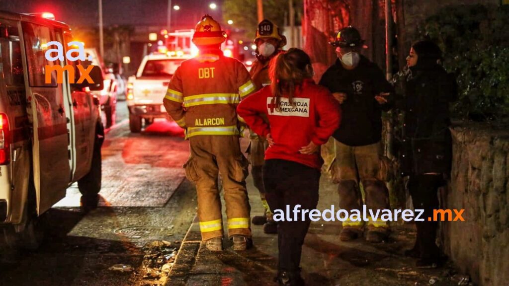 CONDUCTOR DERRAPA EN AUTO Y ABANDONA A COMPAñERA FRACTURADA