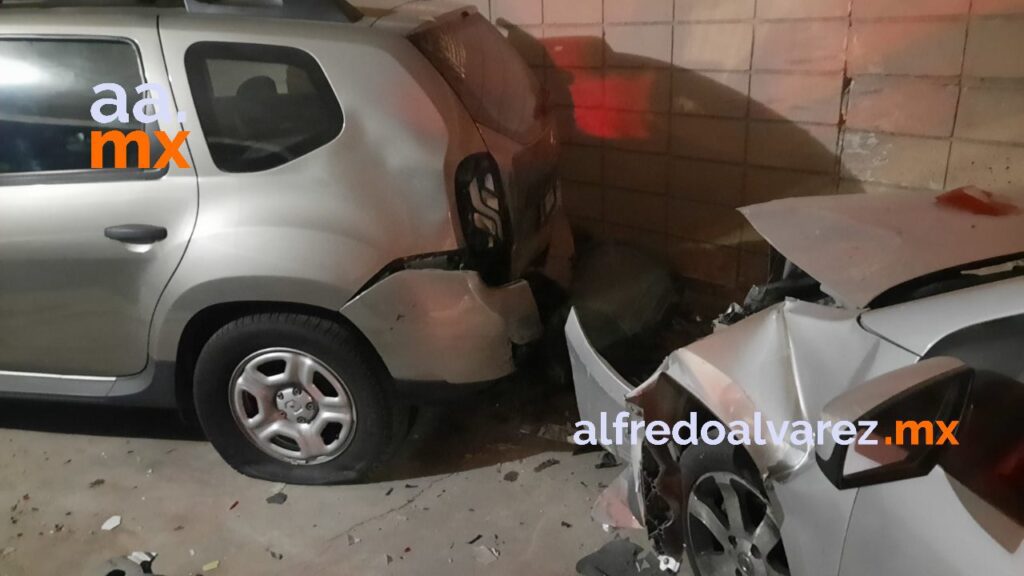 CONDUCTORA SE IMPACTA CONTRA VIVIENDA Y CHOCA TRES AUTOS