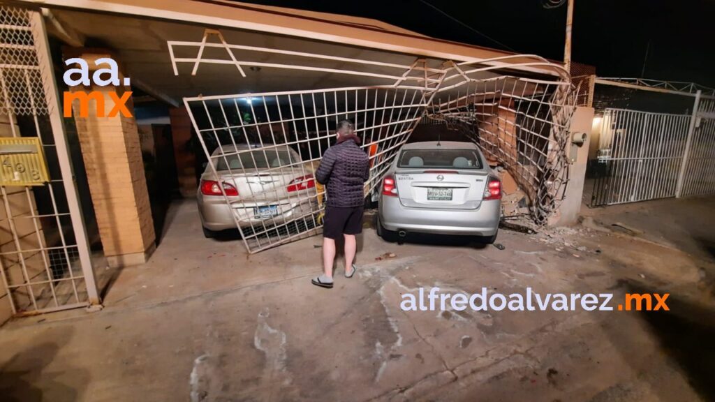 CONDUCTORA SE IMPACTA CONTRA VIVIENDA Y CHOCA TRES AUTOS