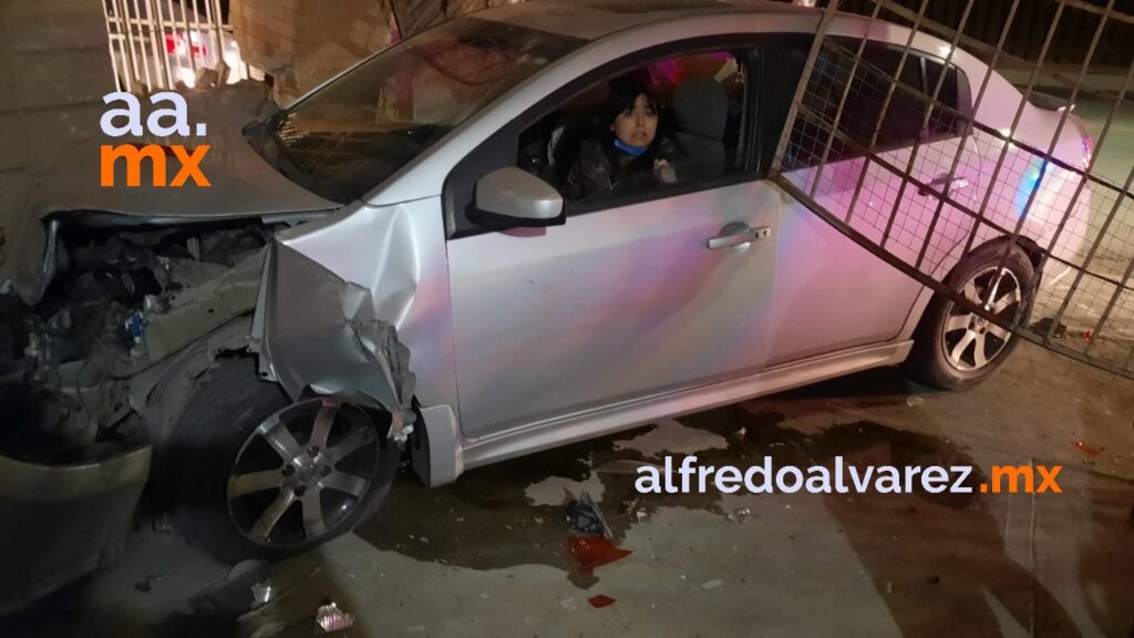 CONDUCTORA SE IMPACTA CONTRA VIVIENDA Y CHOCA TRES AUTOS
