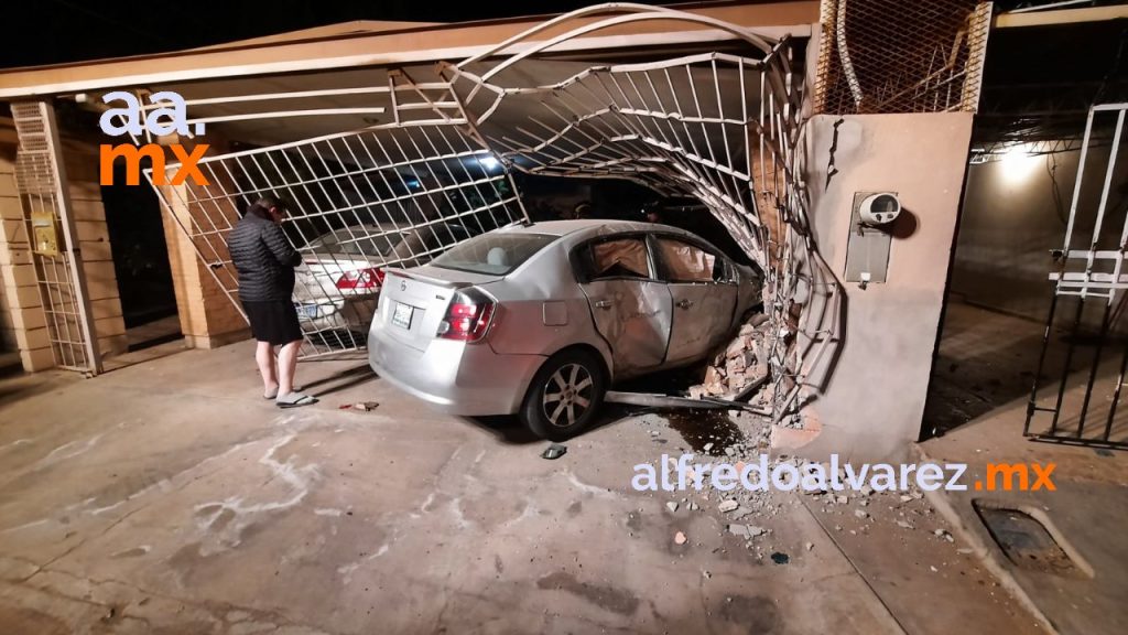 CONDUCTORA SE IMPACTA CONTRA VIVIENDA Y CHOCA TRES AUTOS