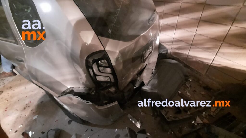 CONDUCTORA SE IMPACTA CONTRA VIVIENDA Y CHOCA TRES AUTOS
