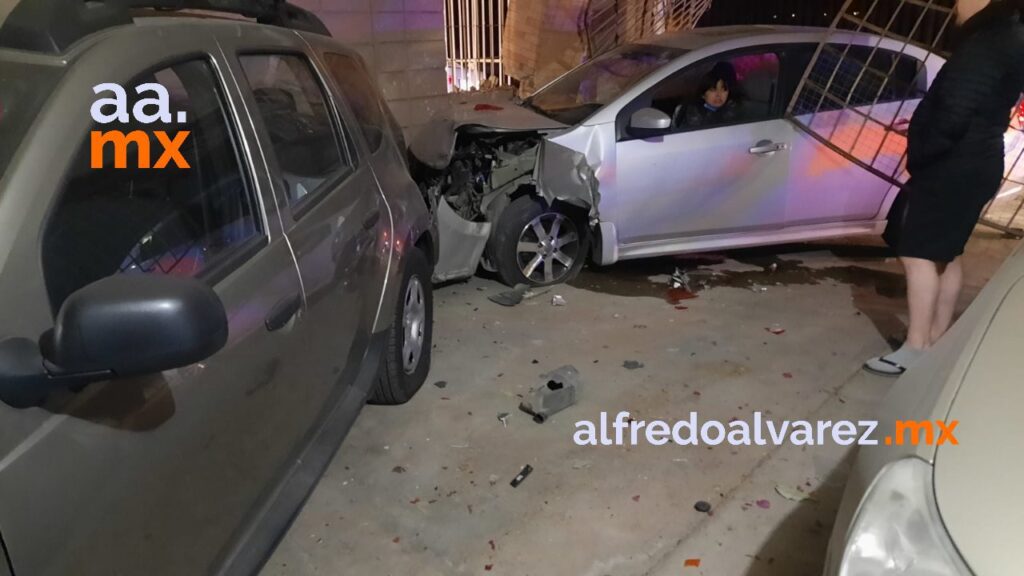 CONDUCTORA SE IMPACTA CONTRA VIVIENDA Y CHOCA TRES AUTOS
