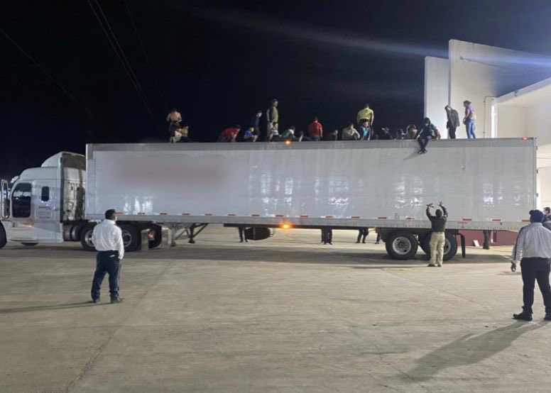 TRáILER TENíA HACINADOS 359 PERSONAS MIGRANTES