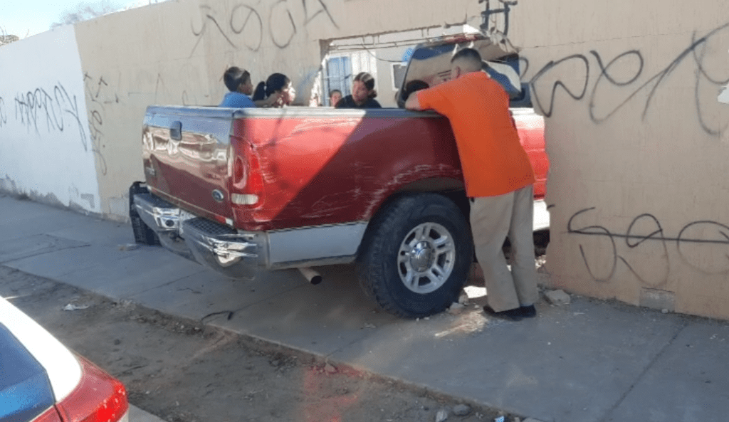 DOS MENORES LESIONADOS EN CHOQUE EN PASEOS DEL PEDREGAL