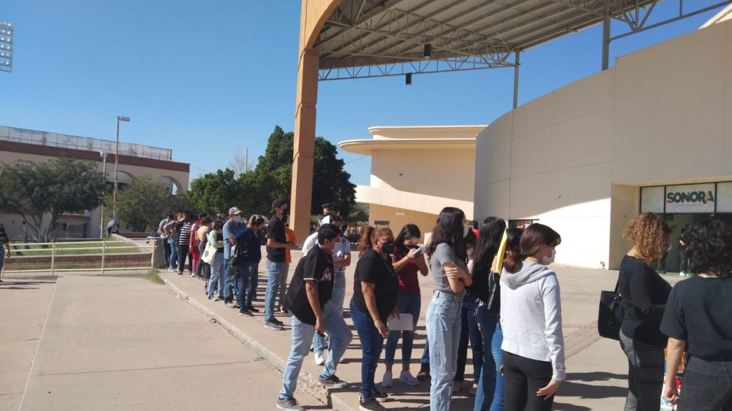 TRANQUILA LA AFLUENCIA DE JóVENES EN CENTROS DE VACUNACIóN