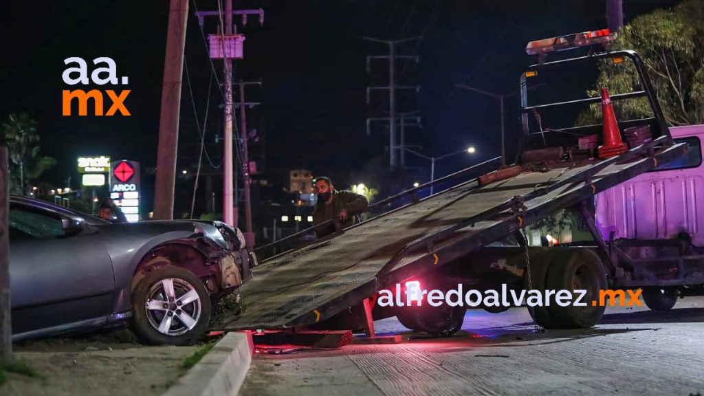 PARAMéDICOS ATENDíAN LESIONADO POR VOLCADURA Y LLEGó UN NAVAJEADO