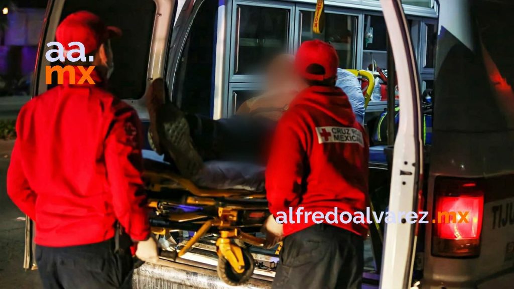 PARAMéDICOS ATENDíAN LESIONADO POR VOLCADURA Y LLEGó UN NAVAJEADO