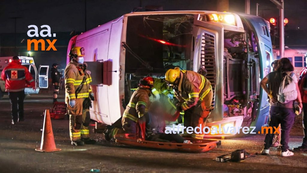 AUTOMOVILISTA CHOCA CON CAMIóN Y PROVOCA MUERTE DE SU ACOMPAñANTE
