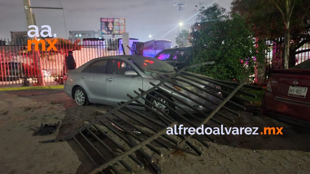JOVENCITA SE ESTAMPA CON AUTO Y CERCO PERIMETRAL DE LA FGR