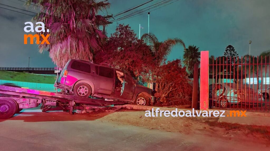 JOVENCITA SE ESTAMPA CON AUTO Y CERCO PERIMETRAL DE LA FGR