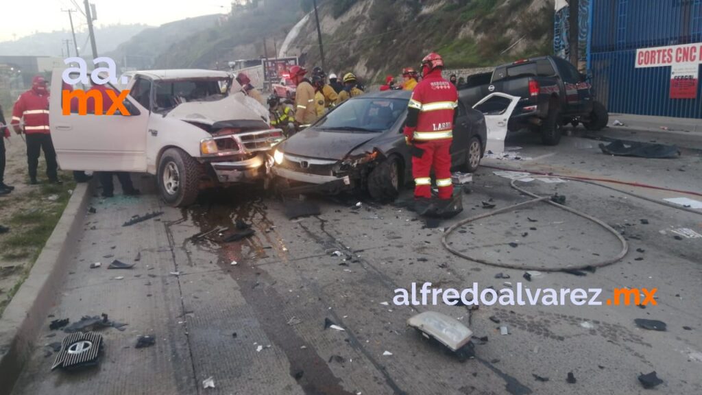PICK UP INVADE CARRIL CONTRARIO Y PROVOCA CHOQUE MúLTIPLE