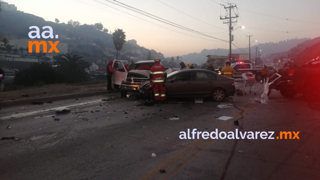 PICK UP INVADE CARRIL CONTRARIO Y PROVOCA CHOQUE MúLTIPLE