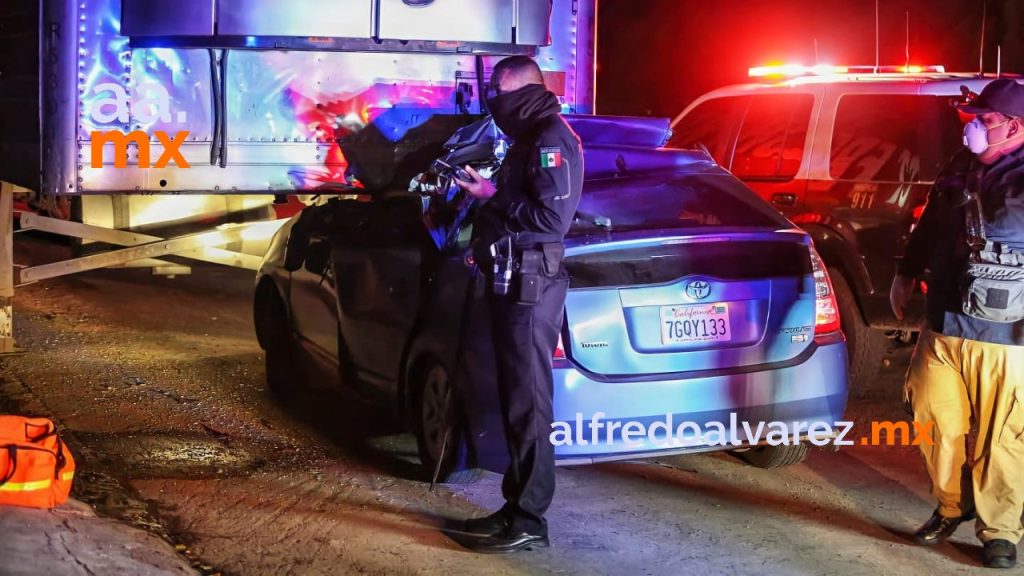 AUTO SALE DE SU CARRIL Y SE IMPACTA CON UN REMOLQUE ESTACIONADO