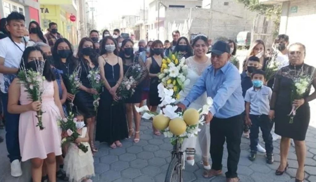 JUAN CARLOS LLEVA A SU HIJA A SU BODA EN BICICLETA