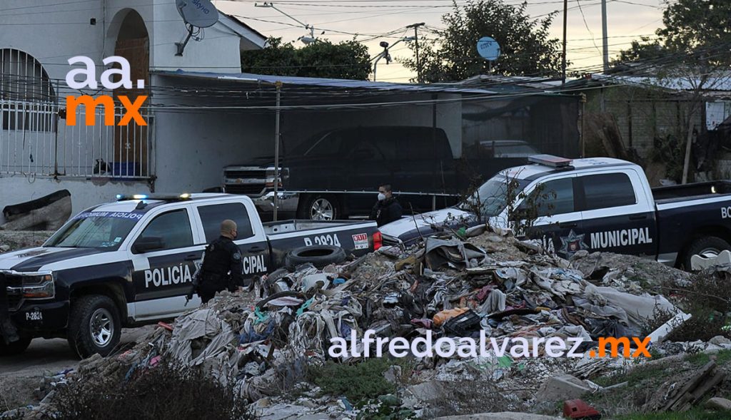 BALEAN A MUJERES, A UNA A BORDO DE SU AUTO