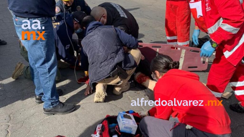 CONDUCTOR SE PASA ALTO Y ATROPELLA A DOS ADULTAS MAYORES