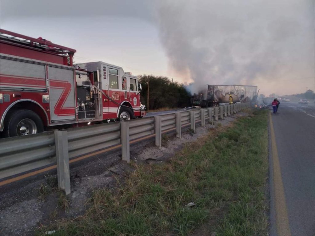 CIERRAN CARRETERA POR FUERTE CHOQUE ENTRE UN TRáILER Y UN AUTO