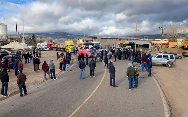 MáS DE 24 HORAS DE BLOQUEO CARRETERO POR MINEROS DE CANANEA