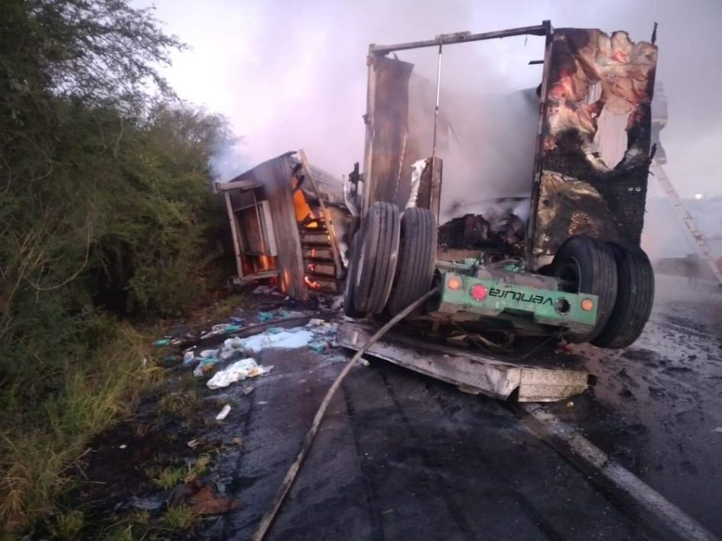 CIERRAN CARRETERA POR FUERTE CHOQUE ENTRE UN TRáILER Y UN AUTO
