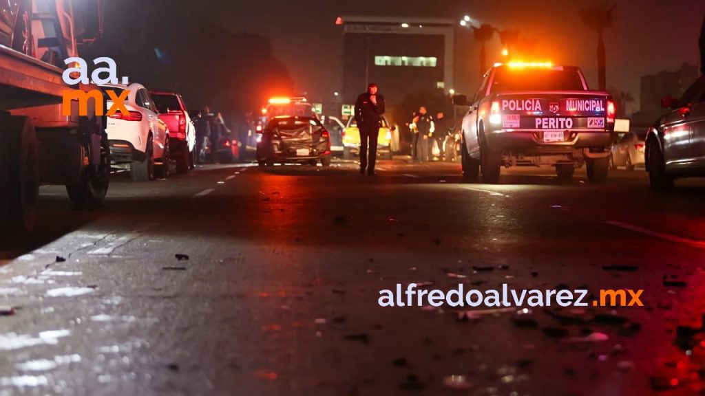 ADULTO MAYOR PROVOCA MEGACARAMBOLA EN LA VíA RáPIDA