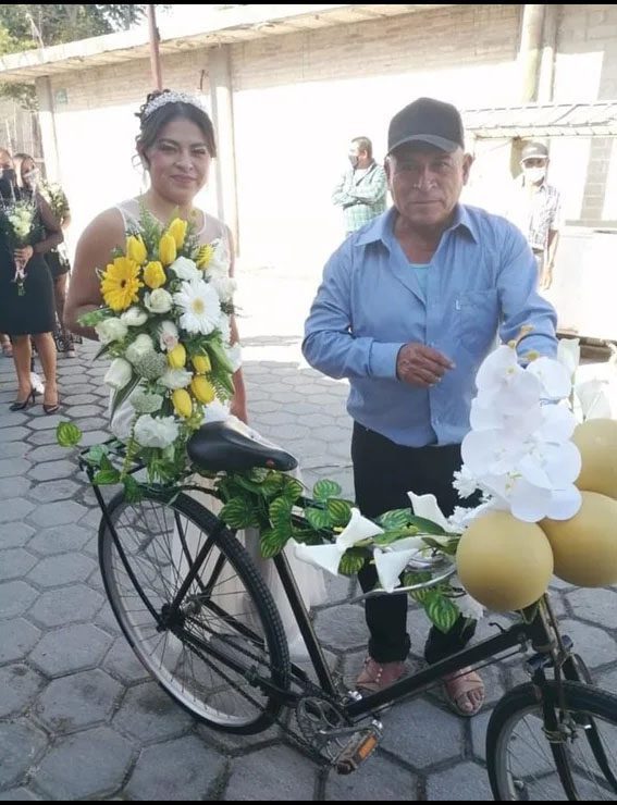 JUAN CARLOS LLEVA A SU HIJA A SU BODA EN BICICLETA