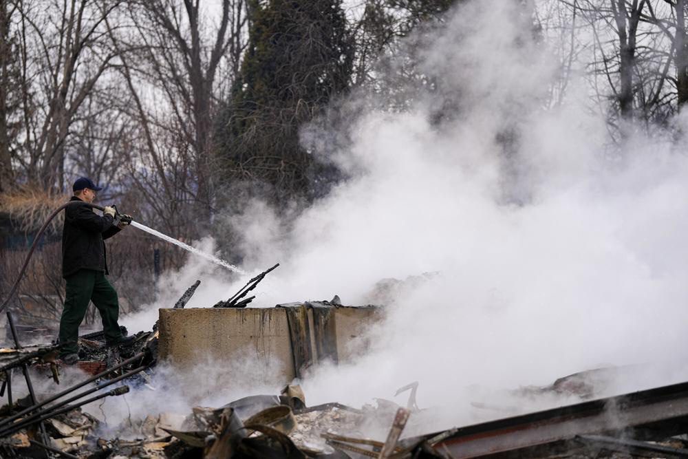 INCENDIO DESTRUYE CASI MIL CASAS EN COLORADO