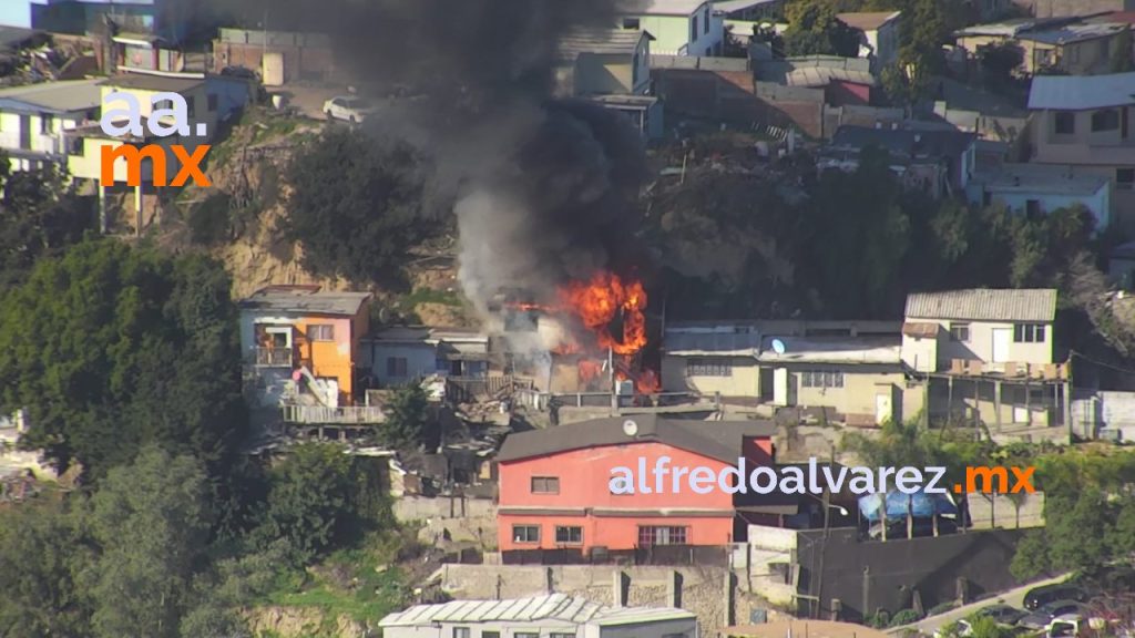 BOMBEROS ATIENDEN FUERTE INCENDIO EN LA ALTAMIRA