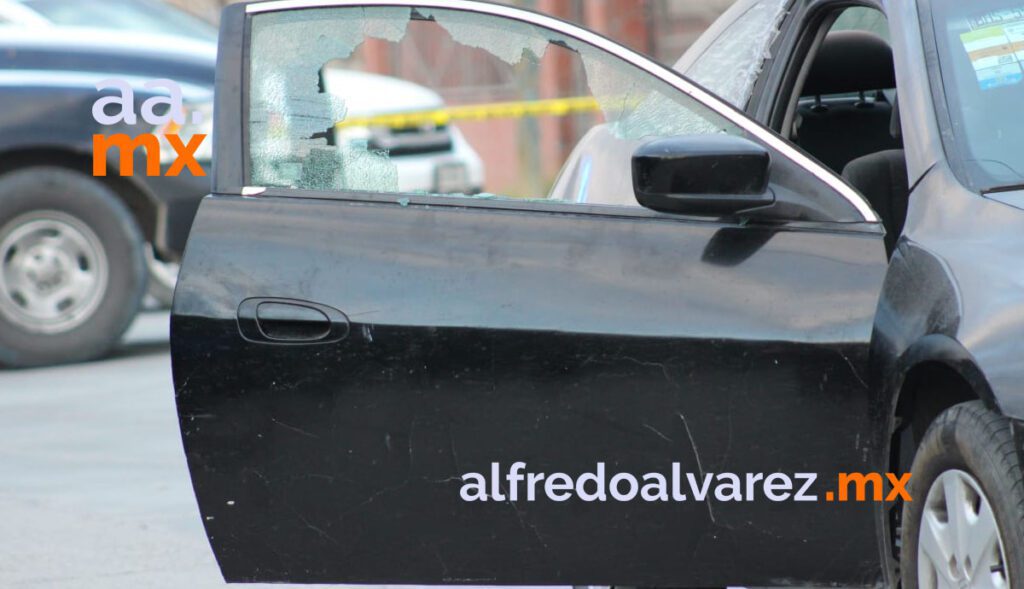 BALEAN A MUJERES, A UNA A BORDO DE SU AUTO