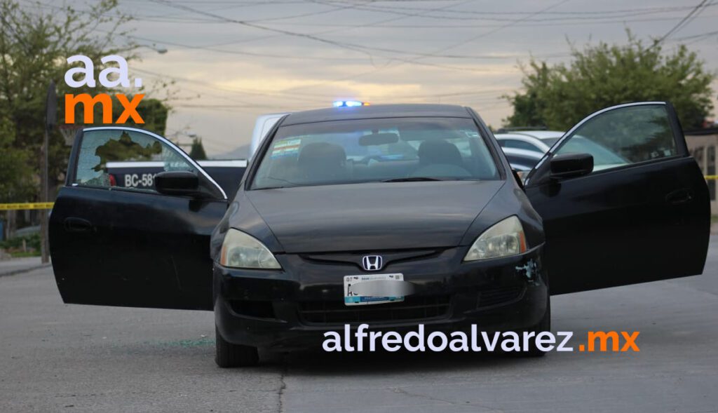 BALEAN A MUJERES, A UNA A BORDO DE SU AUTO