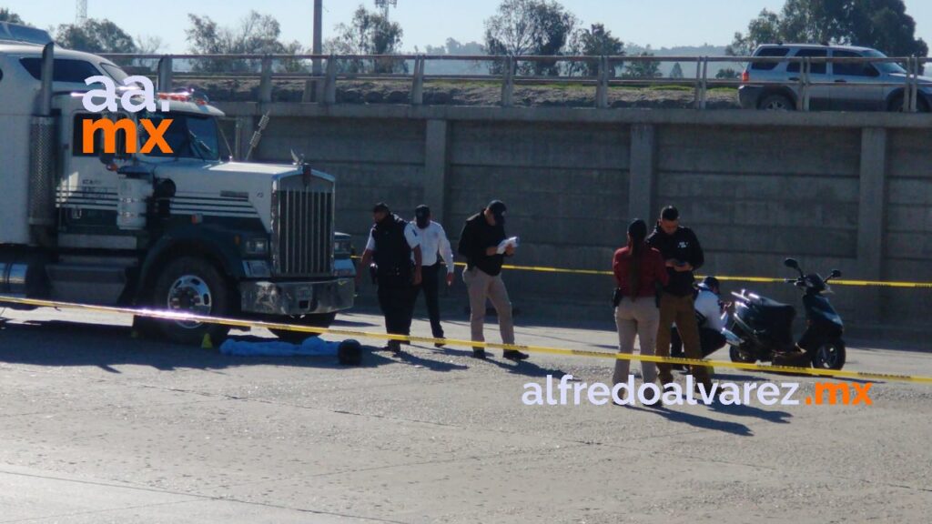 TRáILER IMPACTA Y MATA A MUJER EN MOTONETA