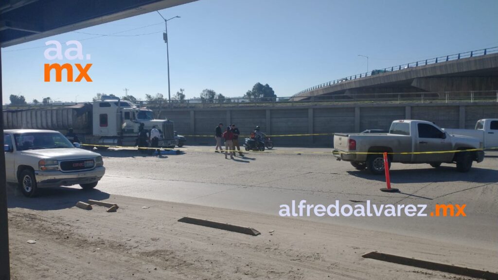 TRáILER IMPACTA Y MATA A MUJER EN MOTONETA