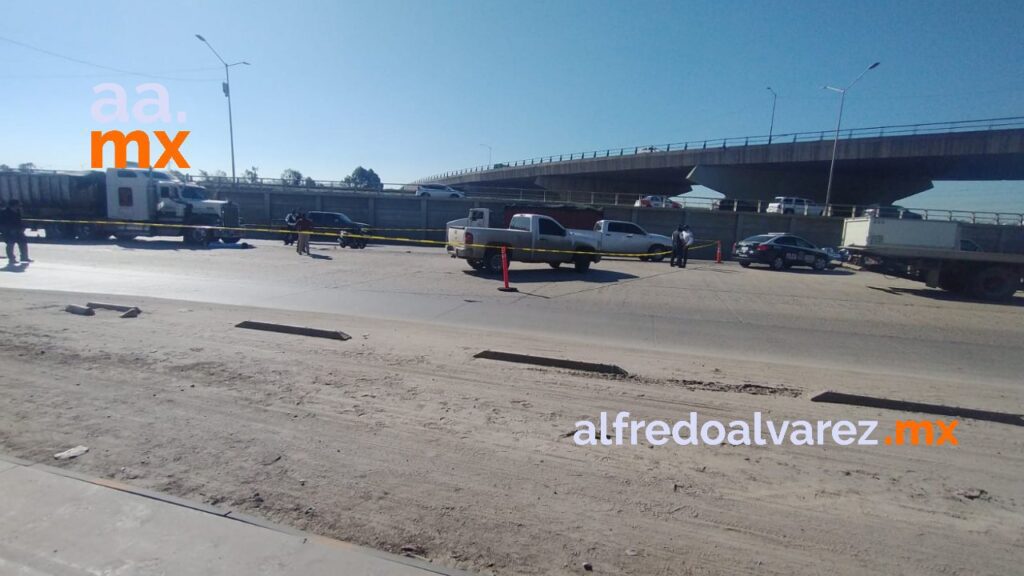 TRáILER IMPACTA Y MATA A MUJER EN MOTONETA