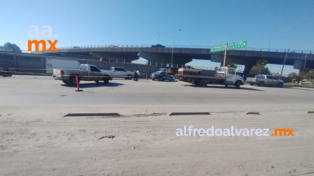 TRáILER IMPACTA Y MATA A MUJER EN MOTONETA