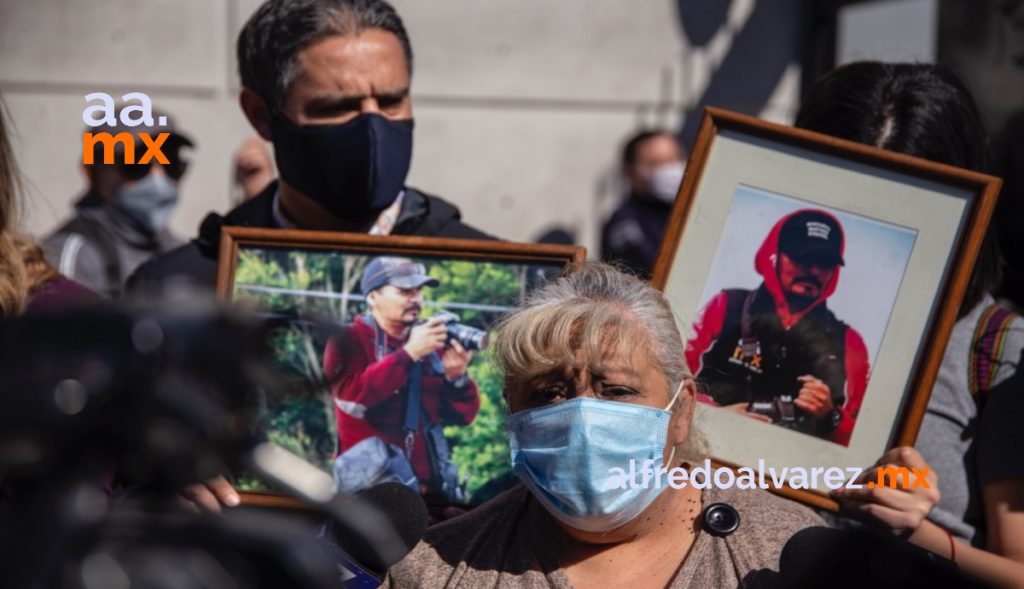 PERIODISTAS DE TIJUANA SE MANIFIESTAN EN LA SSPCM POR ASESINATO DE COLEGAS